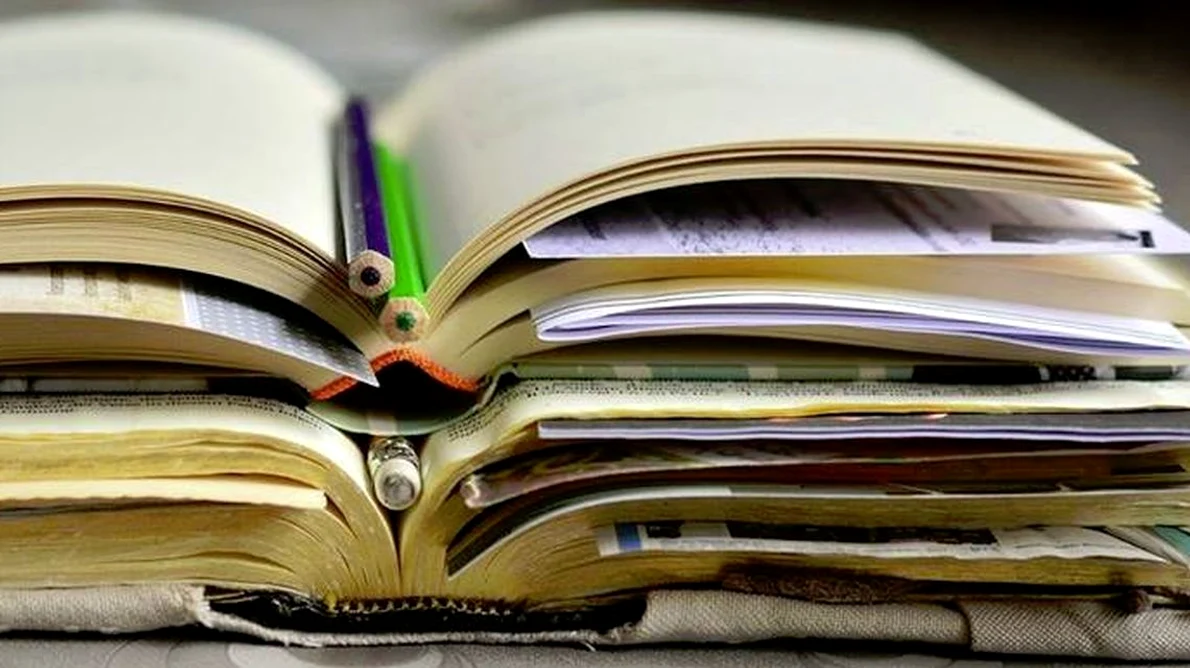 Expoziție de manuale și atlase vechi de geografie jpeg