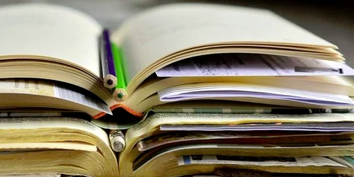 Expoziție de manuale și atlase vechi de geografie jpeg