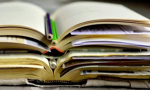 Expoziție de manuale și atlase vechi de geografie jpeg