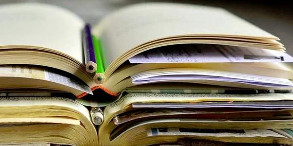 Expoziție de manuale și atlase vechi de geografie jpeg