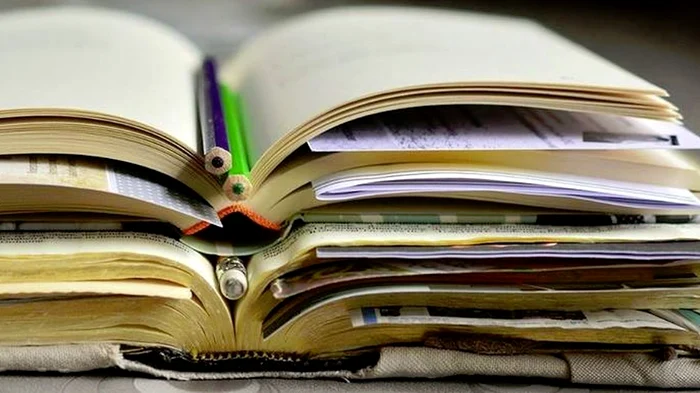 Expoziție de manuale și atlase vechi de geografie jpeg
