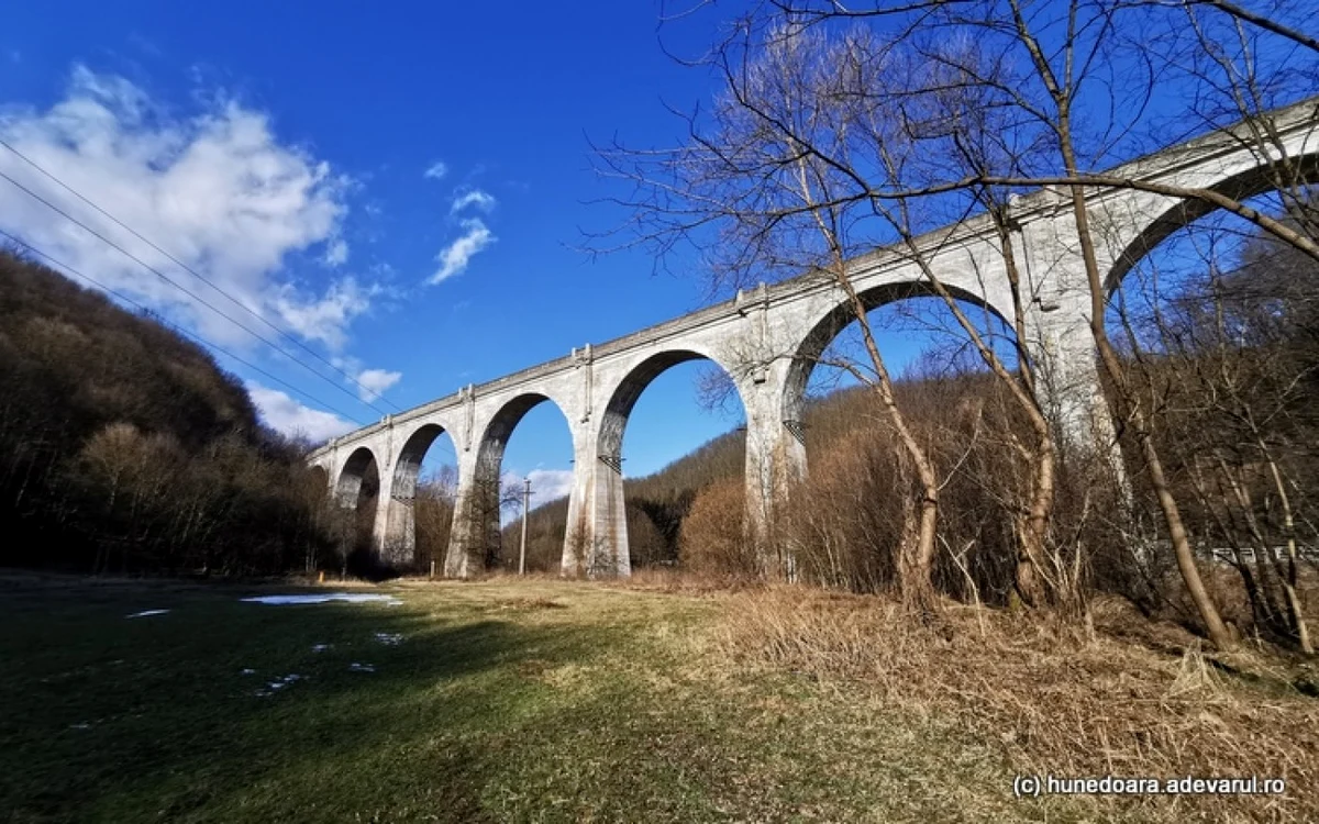 viaduct feroviar la intrarea in brad foto daniel guta adevarul 