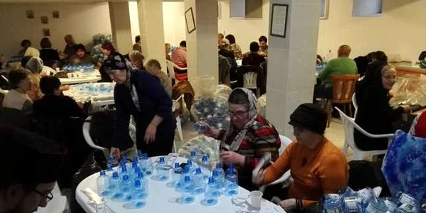 Sticle cu ageasmă pregatite la Arhiepiscopia Tomisului