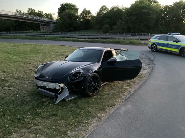 Mister pe o autostradă din Germania: un șofer și-a abandonat bolidul de sute de mii de euro după un accident
