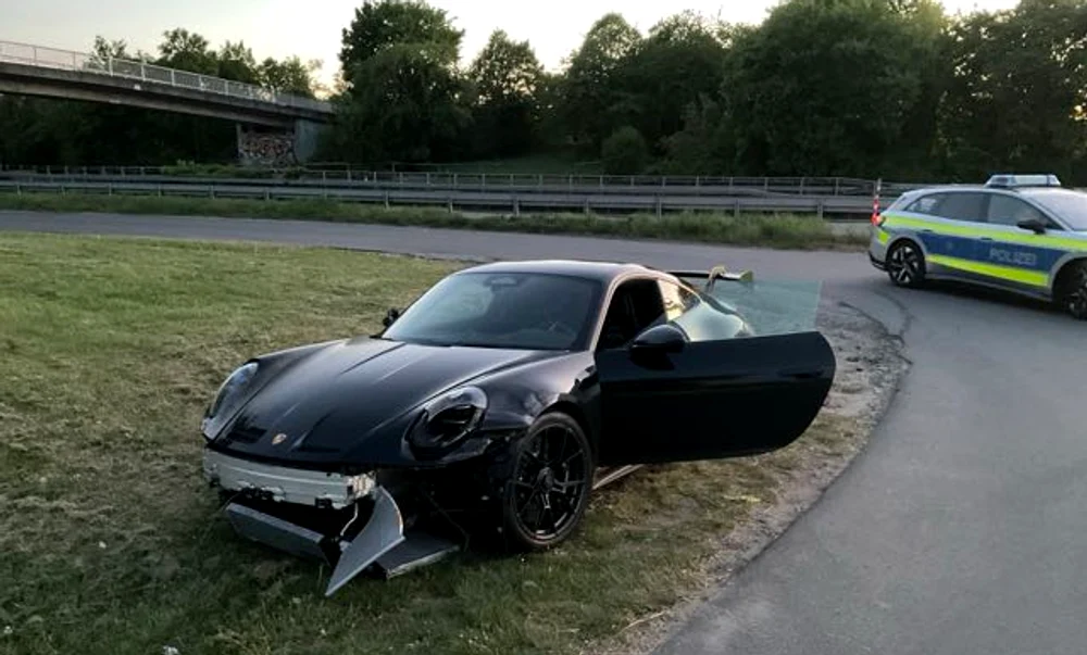 Autoturismul a fost abandonat după un accident FOTO Facebook / Polizei Südosthessen  