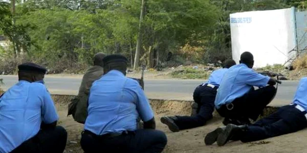 Politisti kenyeni inainte de interventie FOTO Le Monde