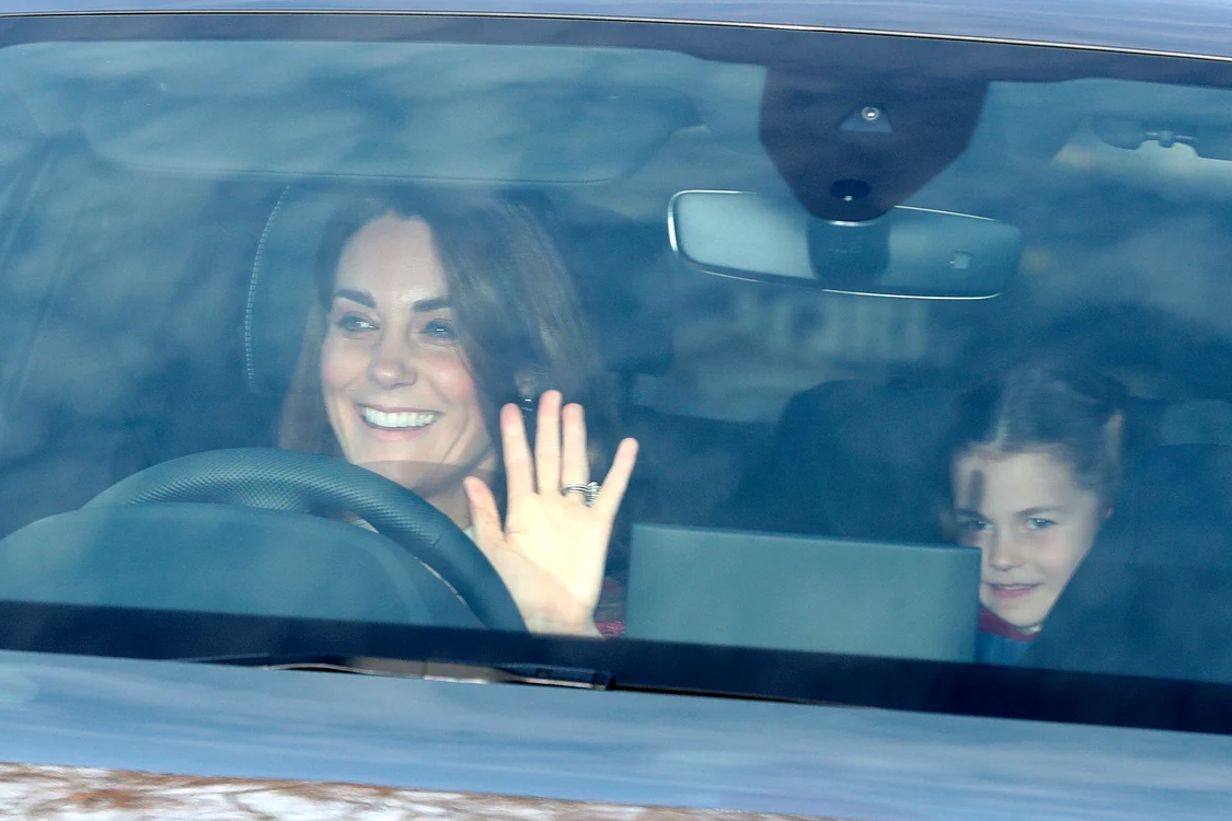 Kate a ajuns într-o mașină separată, cu Prințesa Charlotte și Prințul Louis