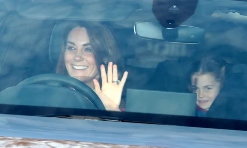 Kate a ajuns într o mașină separată, cu Prințesa Charlotte și Prințul Louis jpeg