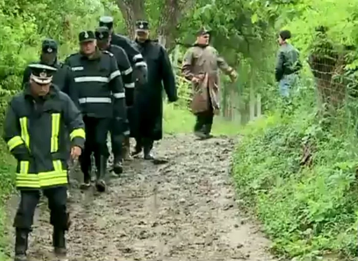 O armată de oameni caută un copil dispărut,. FOTO Adevărul