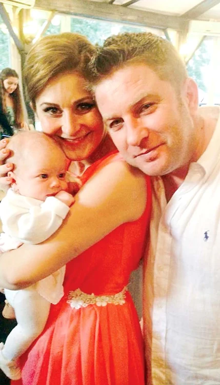 Pavel şi soţia lui, Anca, alături  de mezina familiei, Sofia