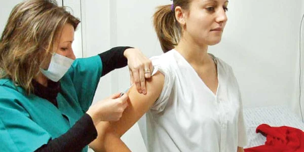 Edina Csech, de 21 de ani,  este prima asistentă din  Satu-Mare care s-a imunizat