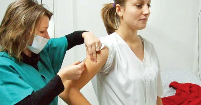 Edina Csech, de 21 de ani, este prima asistentă din Satu-Mare care s-a imunizat