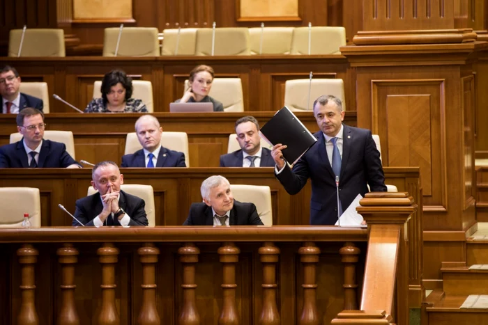 FOTO arhivă. Cabinetul de miniştri în frunte cu premierul Ion Chicu, la una din şedineţele Parlamentui