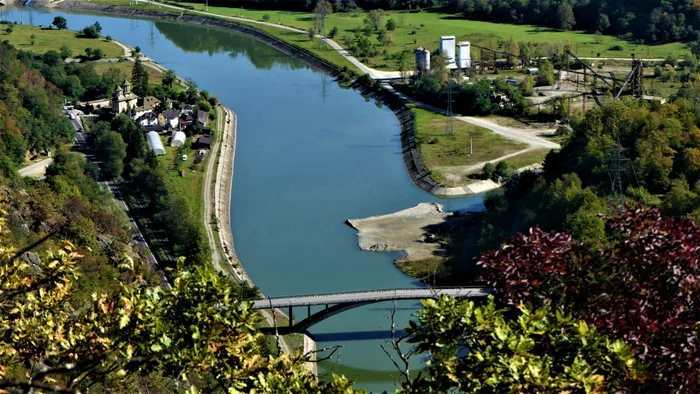 Podul peste Olt de lângă Mânăstirea Cornet folosit pentru construirea Autostrăzii Sibiu Pitești Foto