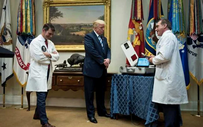 Medicul Casei Albe, Ronny Jackson (sânga) şi ministrul pentru veterani David Shulkin (dreapta), alături de preşedintele Donald Trump. FOTO AFP/ Getty Images