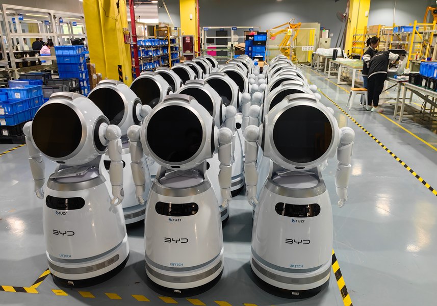 China mizează pe o soluție salvatoare la criza demografică: roboții
