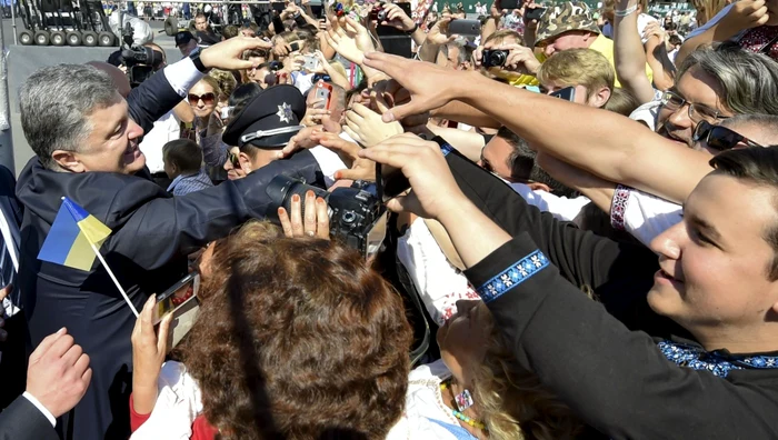 Petro Poroşenko este întâmpinat de suporterii săi adunaţi cu ocazia Zilei Independenţei. 24 august 2015 FOTO AP