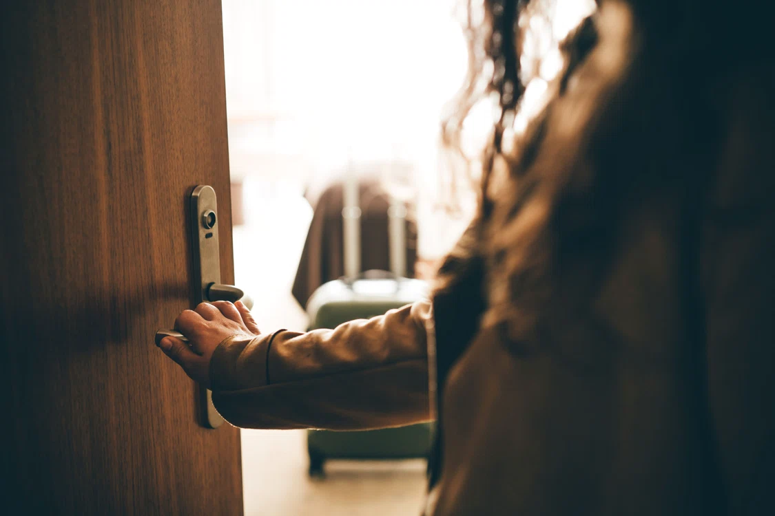 Persoană care părăseste locuinţa SURSĂ FOTO Shutterstock