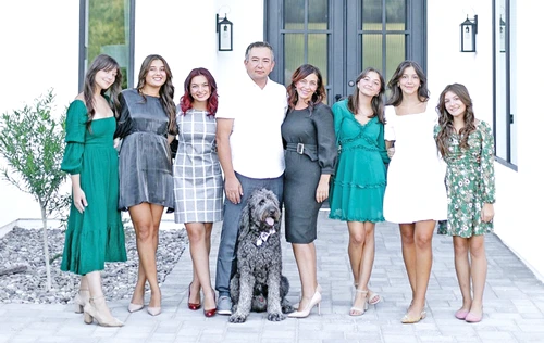 Cei doi au şase fete. Trei dintre ele au vizitat ţara noastră în vară