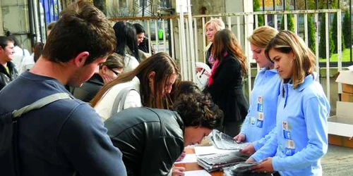 Studenţii care se implică în activităţi extraşcolare primesc o bursă semestrială de 300 de lei