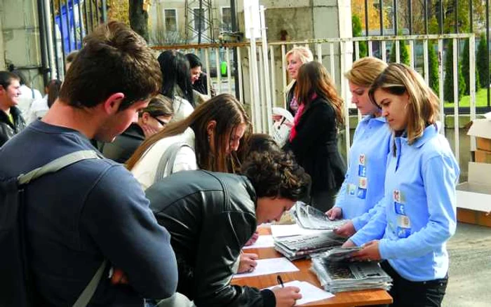 Studenţii care se implică în activităţi extraşcolare primesc o bursă semestrială de 300 de lei