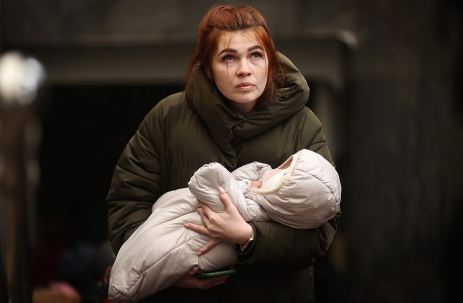 Cei patru ani de război lasă Ucraina fără copii. Povestea lunetistei care a plecat de pe front pentru a deveni mamă