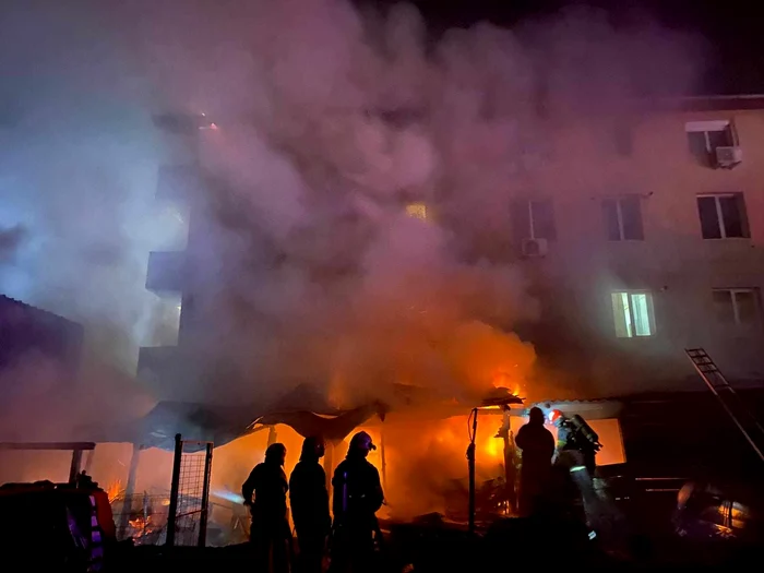 A luat foc anexa de lângă bloc FOTO ISU Arad 