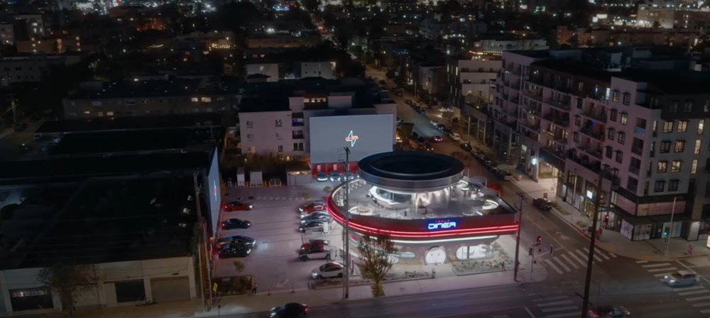 Tesla vinde burgeri în timp ce afacerile companiei scad. Cât costă un Tesla Burger și o porție de cartofi prăjiți
