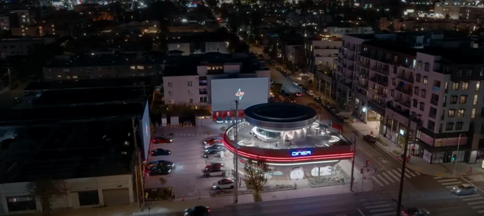 FOTO Tesla vinde burgeri în timp ce afacerile companiei scad. Cât costă un Tesla Burger și o porție de cartofi prăjiți