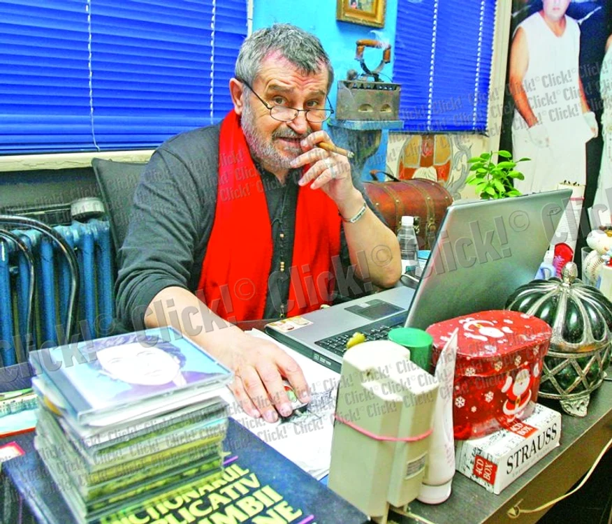 De pe birou nu lipseşte Dex-ul.  Actorul spune că îi place să stea  pe net, fumând un trabuc...