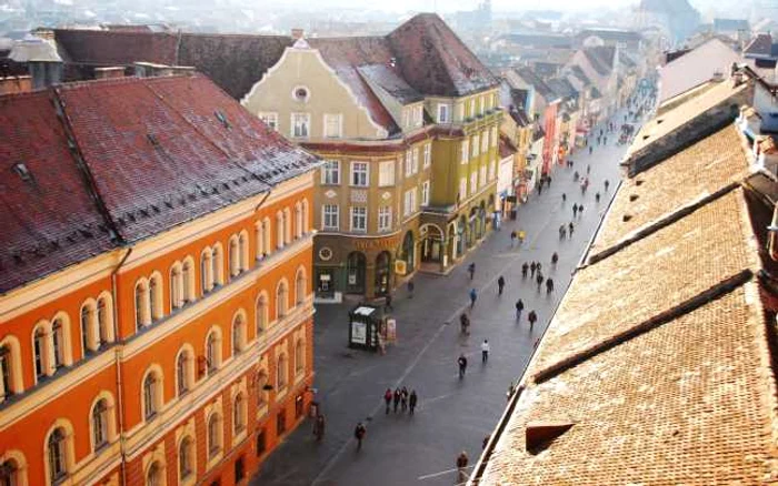 Braşovul îşi aşteaptă turiştii şi iarna, şi vara