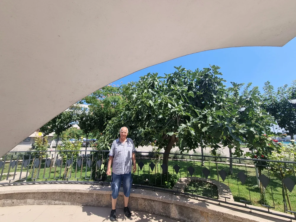Gheorghe Marasescu langa singurul copac care a ramas din perioada in care a fost sef de far 