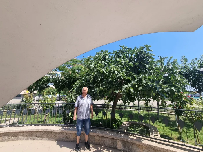 Gheorghe Marasescu langa singurul copac care a ramas din perioada in care a fost sef de far 