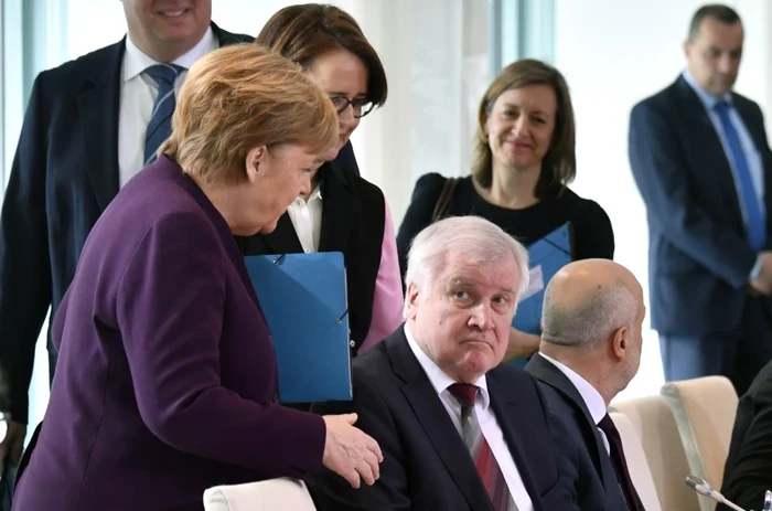 Angela Merkel încercând să dea mâna cu Horst Seehofer FOTO AFP