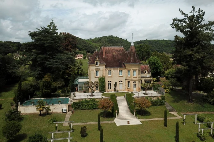 Castelul cu piscină se vinde cu un pic sub 1 milion de euro. FOTO: Le Nail