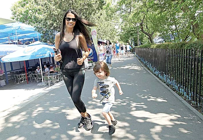Anca Serea  şi fiul său au  alergat alături  de bucureşteni