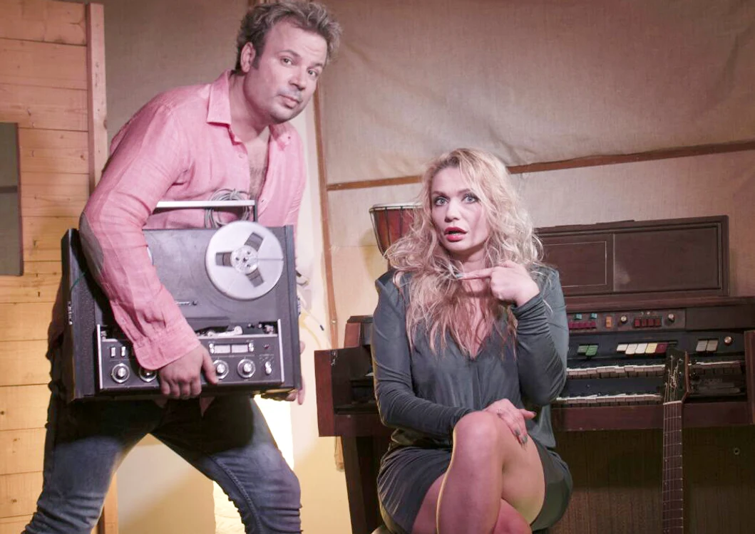 
    Dan Helciug cântă o piesă în duet cu Cristina Cioran, melodie ce a fost inclusă pe primul album solo al solistului, „HeArt”foto: arhiva personală  