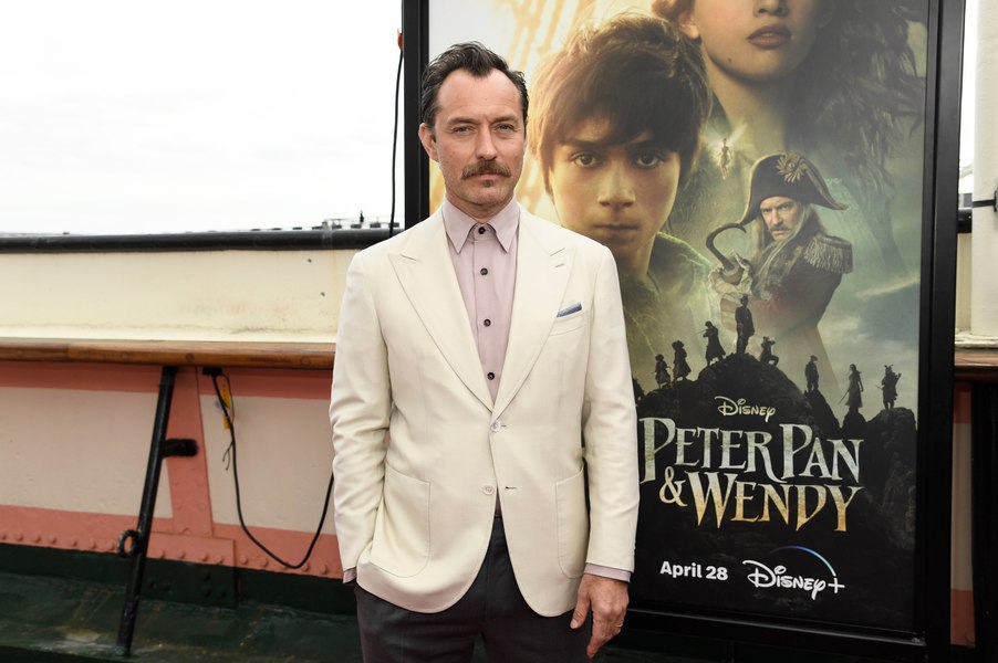 Jude Law, despre rolul „ticălosului“ din „Peter Pan & Wendy“: „Am fost ani de zile Căpitanul Hook, prin casă, pentru fiul meu“ VIDEO