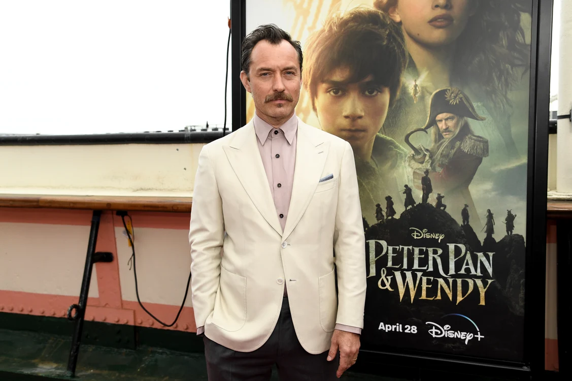 Jude Law este piratul Hook în filmul Disney+ „Peter Pan & Wendy“ FOTO Profimedia