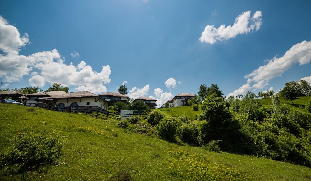 Locuri de vis neștiute, aproape de drumul București-Sinaia. Cu se se mândresc Pietroșița sau Vulcana VIDEO