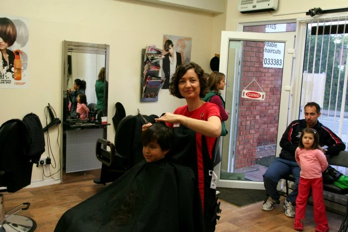 Valerica Artene are mulţi clienţi în salonul pe care îl patronează