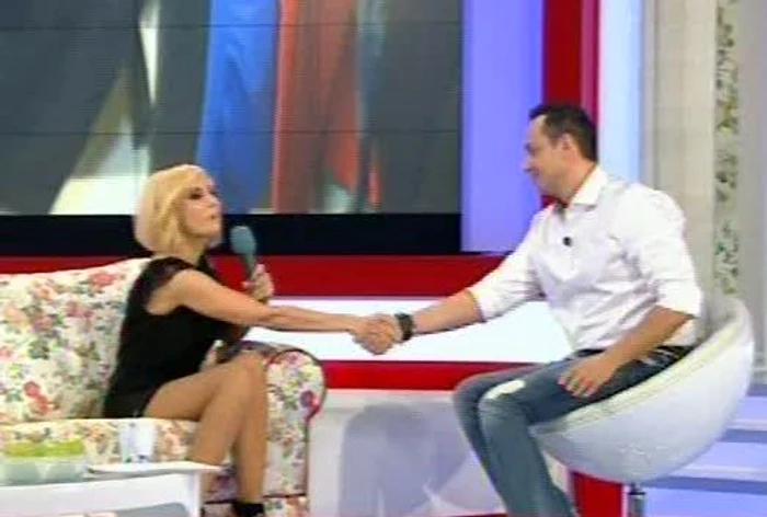 Daniela Gyorfi i-a arătat chiloţii lui Cătălin Măruţă (Foto: captură video Pro TV)