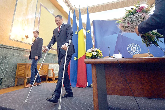 În 10 iulie, Victor Ponta mergea sprijinit în cârje, după operaţia suferită  în 15 iunie