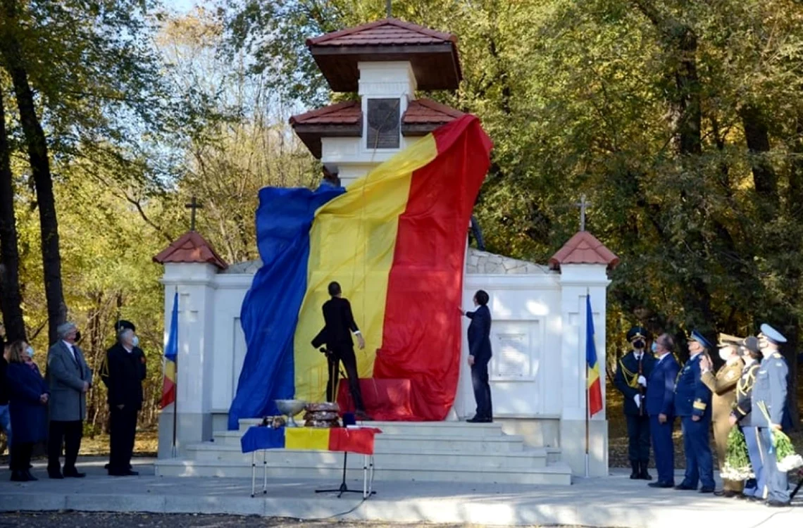 Tricolorul a învăluit monumentul soldaţilor Armatei României care au luptat pentru eliberarea Basarabiei. Sursa imaginilor : Ministerul Apărării al Republicii Moldova.
