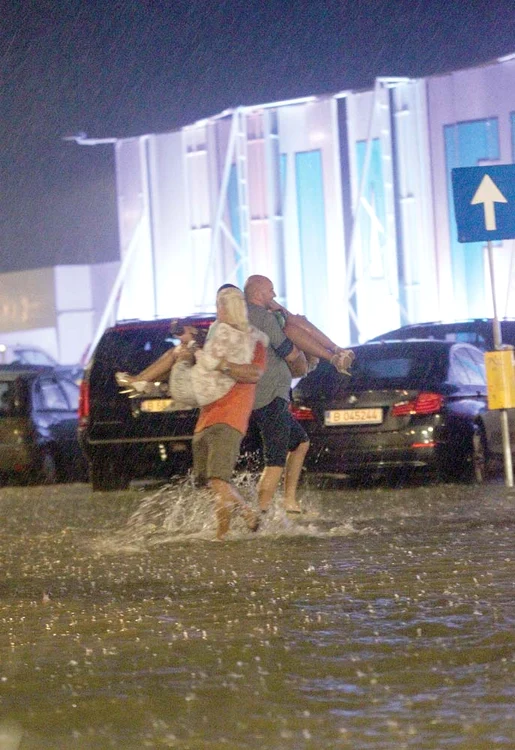 Adevăraţi cavaleri! Şi-au luat iubitele în braţe