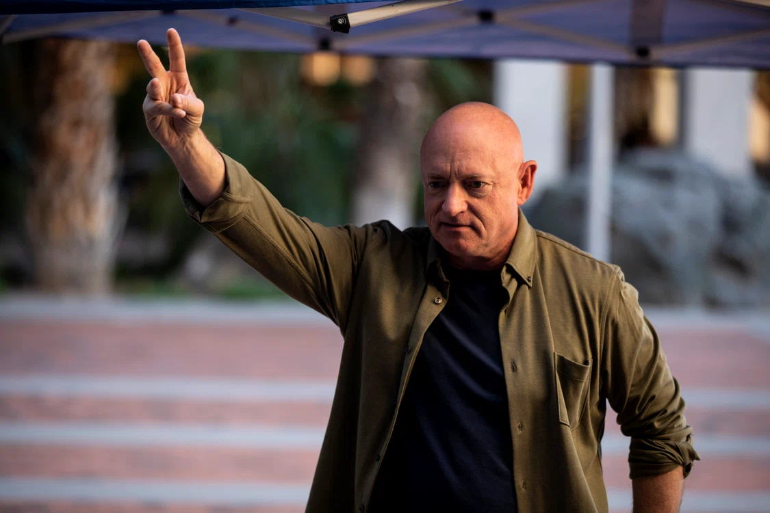Mark Kelly face semnul victoriei