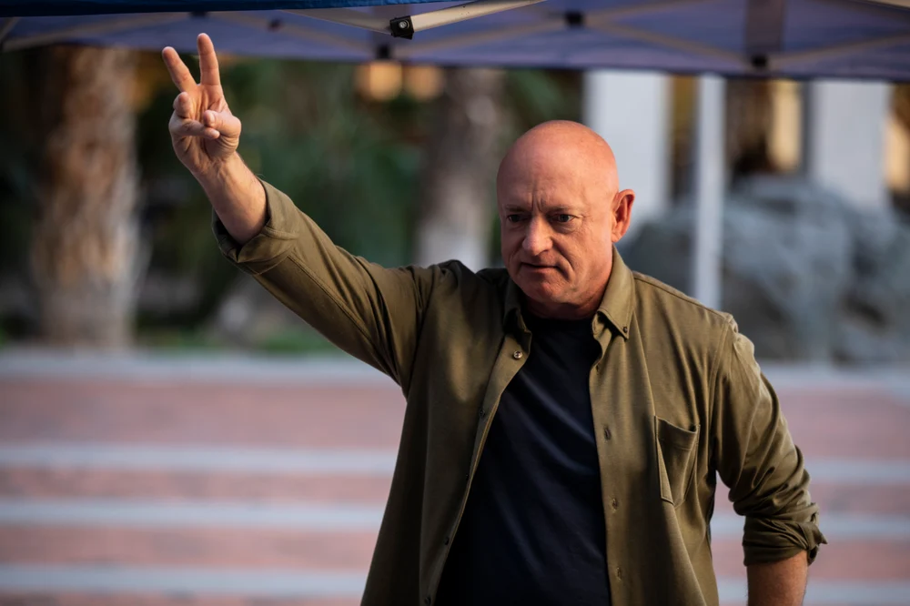 Un senator democrat vizat de administraţia Trump depune plângere împotriva secretarului american al apărării, Pete Hegseth. Ce acuză