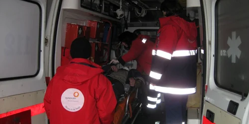 Ambulanţa a transportat victima de urgenţă la spital