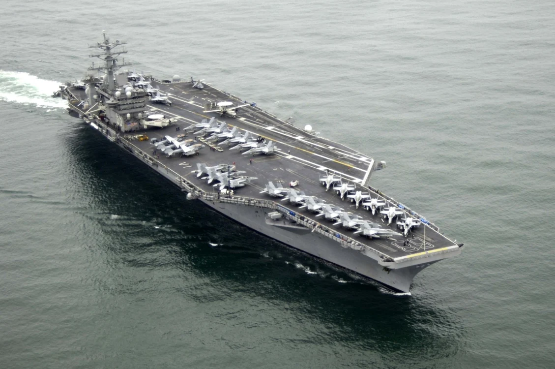 Portavionul USS Nimitz (CVN-68) cu propulsie nucleară este una dintre cele mai mari nave de război din lume. FOTO: wikimedia.org