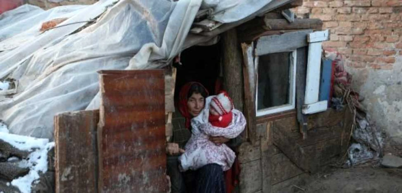 Zeci de rromi din Dolj au locuit ani de zile în bordeie. Foto: Arhivă. 